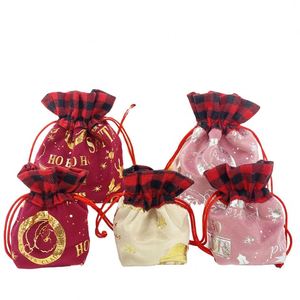 Sacs cadeaux en velours à carreaux de Noël personnalisés, sacs à cordon réutilisables, adaptés aux cadeaux de fête - Product Image 1