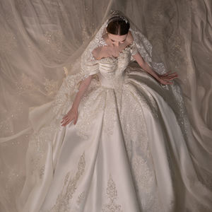 Robe de mariée moderne Gt133, nouvelle collection, grande traîne, style français, faite main, haut de gamme, en satin avec appliques, longueur ras du sol, traîne chapelle, dos nu - Product Image 3