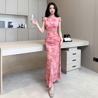 Gaun Cheongsam Cina Modern yang Ditingkatkan, Gaun Pesta Maxi Pink Bermotif Bunga dengan Jaring dan Kerut, Lengan Pendek, Slim Fit untuk Wanita
