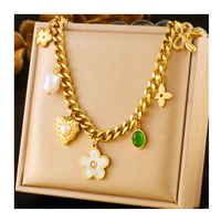 Collier en acier inoxydable plaqué or avec pendentif ovale en forme de perle et fleur avec ruban en forme de cœur émeraude au design vintage