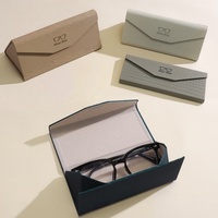 Étui à lunettes en cuir de forme irrégulière avec doublure en EVA et impression, utilisé pour ranger les lunettes de soleil.