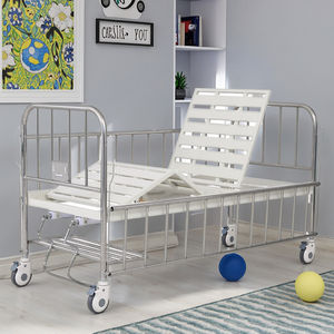 Tempat Tidur Perawatan Manual Anak dengan Engkol Ganda - Furnitur Rumah Sakit Anak Modern dengan Pagar Pengaman Stainless Steel untuk Penggunaan Luar Ruangan - Product Image 1