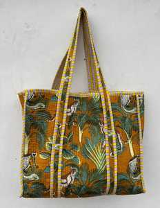 Sac fourre-tout matelassé en coton imprimé, avec poignées confortables et rembourrage doux, idéal pour les voyages et le shopping - Product Image 1