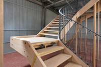 Escalier hélicoïdal en bois pour villa, manoir, hall à double hauteur, escalier courbé en chêne, garde-corps en fer forgé noir