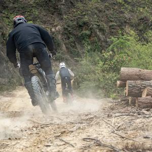 Motocicleta Eléctrica Todoterreno Ultra Silenciosa con Motor Central, Cero Emisiones, 8KW de Alta Potencia, Ecológica, Doble Suspensión, Impermeable - Product Image 6