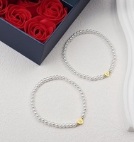 Bracelet tendance en perles blanches véritables avec breloque en forme de cœur plaqué or élastique