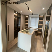 Conception de dressing moderne de luxe sur mesure avec aménagement de placards intégrés pour projets d'aménagement intérieur résidentiel