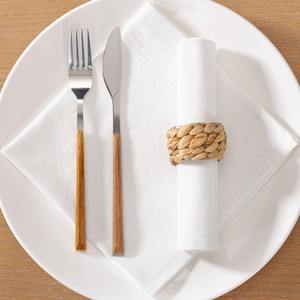 Serviettes de table en coton et lin vert élégantes en gros de Ychon avec décoration en ficelle et fleurs, serviette pour l'arrangement de table de mariage - Product Image 6