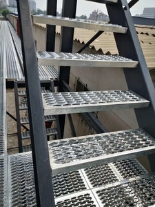 Tôle métallique antidérapante perforée à fentes - Product Image 2