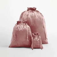 Velours doux de qualité supérieure avec cordon de serrage en satin assorti. Nom brodé sur mesure en or, texture élégante pour la décoration de Noël en famille