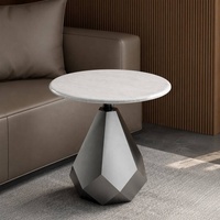 Table d'appoint en marbre naturel irrégulier et créatif, table basse d'angle italienne minimaliste avec structure en acier inoxydable pour l'espace de vie à domicile