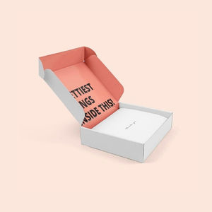 Confezioni regalo in carta di profumo nero di lusso e riciclabile personalizzate per uomo in rilievo con fodera in spugna facile da spedire - Product Image 2