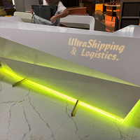 Nouveau design moderne, comptoir de réception blanc en surface solide en forme de losange, 2 places, avec écran tactile et logo rétroéclairé pour bureau et hôtel