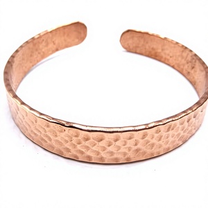 Brazalete Abierto de Cobre Puro Vintage, Martillado a Mano con Superficie Texturizada, Ajustable, Moderno, de Metal - Product Image 1