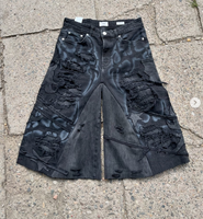 Shorts en jean streetwear pour homme, noir, avec motif laser, coupe large, bords bruts, effet déchiré et patchwork, appliqué étoile
