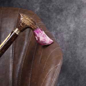 Bastón de madera artesanal con detalles de resina que ofrece funcionalidad y un atractivo estético - Product Image 2