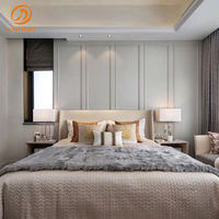 Lit rembourré moderne de luxe avec tête de lit haute et courbée et banc capitonné assorti, ensemble de meubles de chambre haut de gamme
