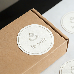 Etichette Adesive Personalizzate in Carta Goffrata con Logo Aziendale - Product Image 4