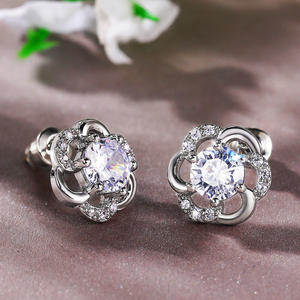 Orecchini a Perno con Fiore Bianco Champagne in Argento 925, Diamante Taglio Brillante Rotondo, Montatura a Griffe, Gioielli Classici da Sposa per Donna - Product Image 3