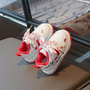 أحذية رياضية حمراء للكاحل بتصميم كرتوني للعام الجديد <span class=keywords><strong>2026</strong></span>، أحذية بيضاء عصرية متعددة الاستخدامات للفتيات الصغيرات - Product Image 4
