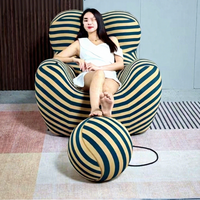 Canapé « Embrassade de Mère » - Style Minimaliste Italien - Balcon - Fauteuil Relax - Célébrité d'Internet - Designer Créatif - Canapé Rayé Relax