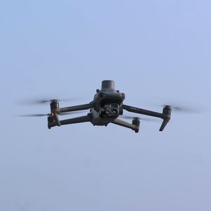 โดรนถ่ายภาพความร้อน Mavic 3TA สำหรับการค้นหาและดับเพลิง ระยะส่งสัญญาณ 2-15 กม. ระยะเวลาบิน 45 นาที - Product Image 1