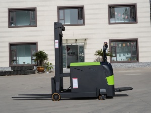 Chariot à palettes motorisé, capacité de charge 1 tonne, moteur DC, utilisation debout, pour usage extérieur sur chaussée, couleur vert et noir - Product Image 2