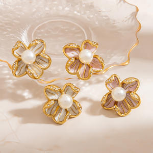 Pendientes florales con perlas y engaste de titanio para mujer, joyería de moda - Product Image 1