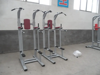 ST-4043 Equipo de Gimnasio Comercial: Máquina Vertical para Elevación de Rodillas, Estación de Dominadas y Elevación de Piernas
