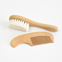 Mini brosse à cuir chevelu pour bébé en bois à poils souples de luxe Escova De Bebe pour les cheveux bouclés de bébé Brosse à cheveux de luxe en bois avec logo pour bébés