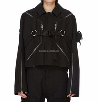 Veste cargo courte unisexe noire à col écarté, panneaux amovibles, fermetures éclair, anneaux, harnais et boutons-pression pour homme