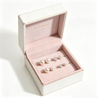 Boîte à bijoux pour boucles d'oreilles avec couvercle à charnière, logo personnalisé, blanc ivoire, insert en velours rose blush, bordure dorée, luxe, vente en gros