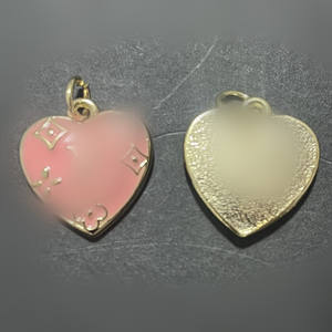 Perhiasan Liontin Mewah Gaya Wanita Desainer Fashion Logam Berkilau Emas Perak Logo Kustom Pesona Desainer Fashion Berlian - Product Image 4