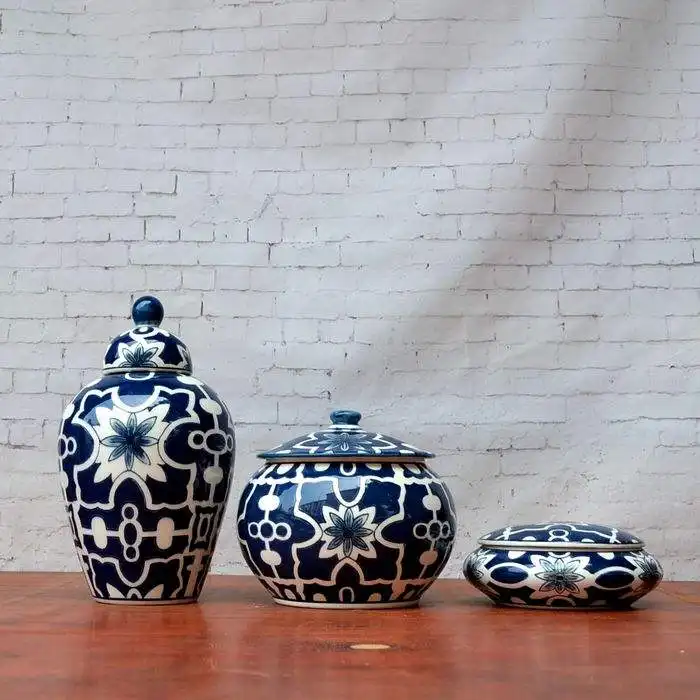 Kualitas harga murah digambar tangan pola bunga biru dan putih porselen biru dan putih toples jahe keramik