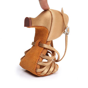 Zapatos de <span class=keywords><strong>baile</strong></span> de Salsa modernos de salón de <span class=keywords><strong>baile</strong></span> de suela blanda de satén Latino para mujer con tacones de 5,5 cm/7,5 cm/8,5 cm nuevo diseño duradero - Product Image 3