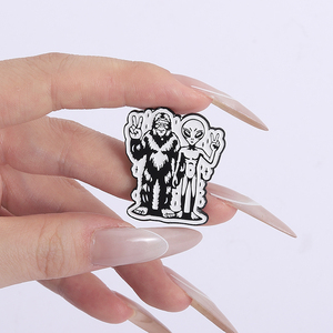 Soutien émotionnel Cryptid émail broche Bigfoot Alien broche revers Badge bijoux cadeau pour amis en gros - Product Image 4