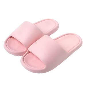 รองเท้าแตะ PVC สีแดงล้วน แบบสวมเปิดนิ้วเท้า กันลื่น พื้นเรียบ สำหรับผู้ชายและผู้หญิง ใส่ได้ทุกฤดู - Product Image 1
