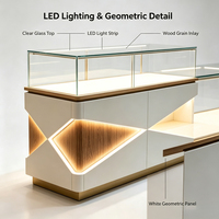 Geometrische LED-beleuchtete Vitrine, Klarglasplatte, Weißes Panel & Holzakzent, für Luxus-Einzelhandelspräsentation