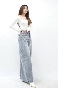 Mantente Elegante y Cómoda con Jeans Culotte de Tiro Alto Rectos Color Azul Claro 8817 que Dan un Look Moderno y Casual para el Uso Diario - Product Image 2