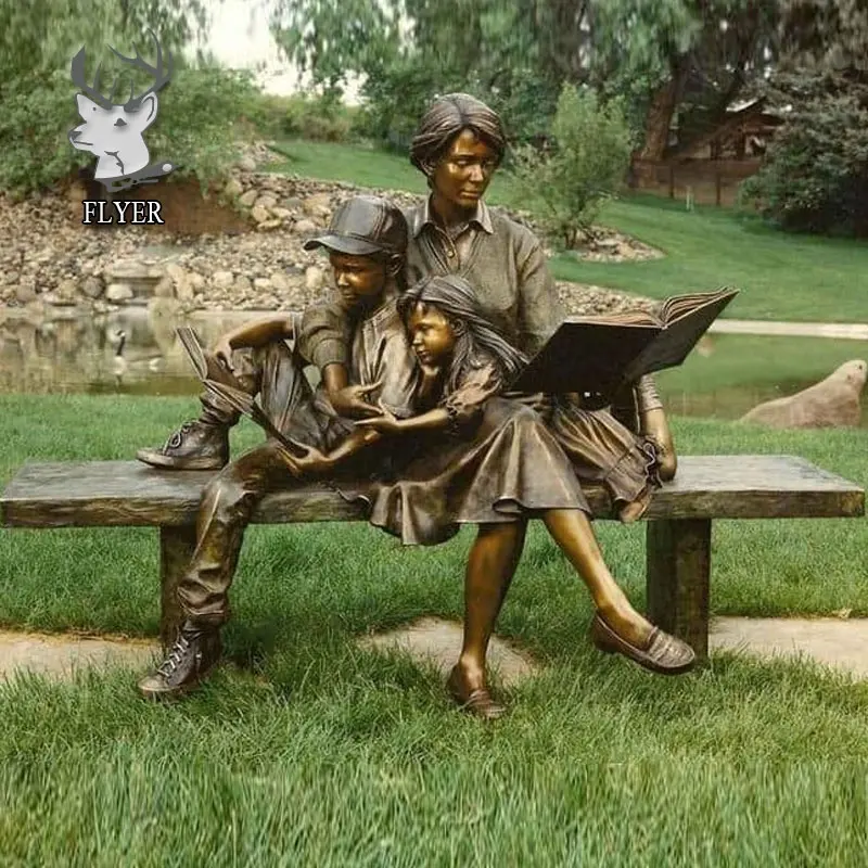 Statua in bronzo da giardino Decor statua in bronzo antico della madre con bambini che si siedono sulla panchina per la lettura