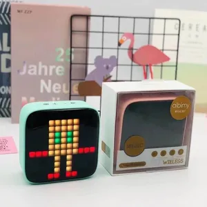 2023 nueva decoración regalo único reloj inteligente portátil alarma Mini BT altavoz Pixel Art DIY por aplicación altavoz de luz LED con pantalla