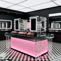 Comptoirs de maquillage, vitrines et aménagement intérieur d'une boutique de cosmétiques moderne.