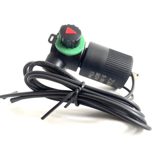 Válvula Solenoide de Riego de 3 Vías Normalmente Cerrada/Abierta con Interruptor Manual, Cable Negro 390 3 24 VCC, Suministro de Agua y Drenaje para Exteriores - Product Image 1