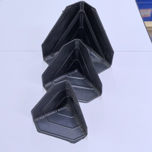 Protections d'angle en plastique noires résistantes aux chocs pour l'emballage de meubles, la logistique et la livraison express - Product Image 1