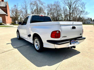 รถกระบะมือสองราคาถูกที่ดีที่สุด ปี 2000 F-150 SVT 2 ประตู ซูเปอร์ชาร์จ รุ่นมาตรฐาน แบบสเต็ปไซด์ พวงมาลัยซ้าย เบาะหนังด้านหลัง - Product Image 3