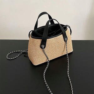 Sac fourre-tout en paille de raphia tressé, sac de plage haut de gamme et polyvalent pour femme, sac à bandoulière élégant et stylé avec chaîne - Product Image 3