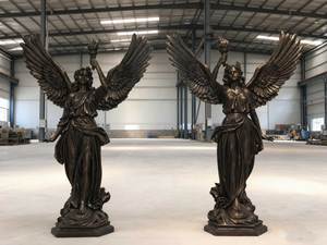 สวนสี่เหลี่ยมกลางแจ้งตกแต่งด้วยรูปปั้นนางฟ้าสีบรอนซ์พร้อมปีกและรูปปั้นผู้หญิง - Product Image 2