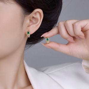 Boucles d'oreilles en forme de C de style rétro européen américain plaquées or 18 carats Micro zircon incrusté Clous géométriques - pour cadeau - Product Image 2