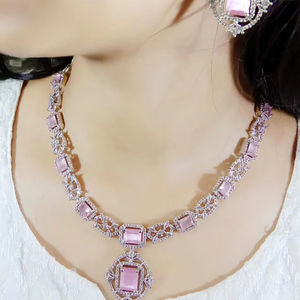 Ensemble de boucles d'oreilles collier clouté de diamants américains plaqués argent pour femme en laiton fait à la main Mang Tikka pour les mariages et les fêtes - Product Image 1