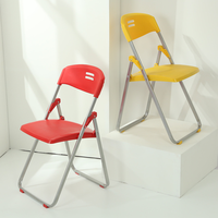 Fournisseurs chinois de meubles d'hôtel location de chaises pliantes pour fête mariage pieds en métal chaises pliantes de luxe en résine pour événement